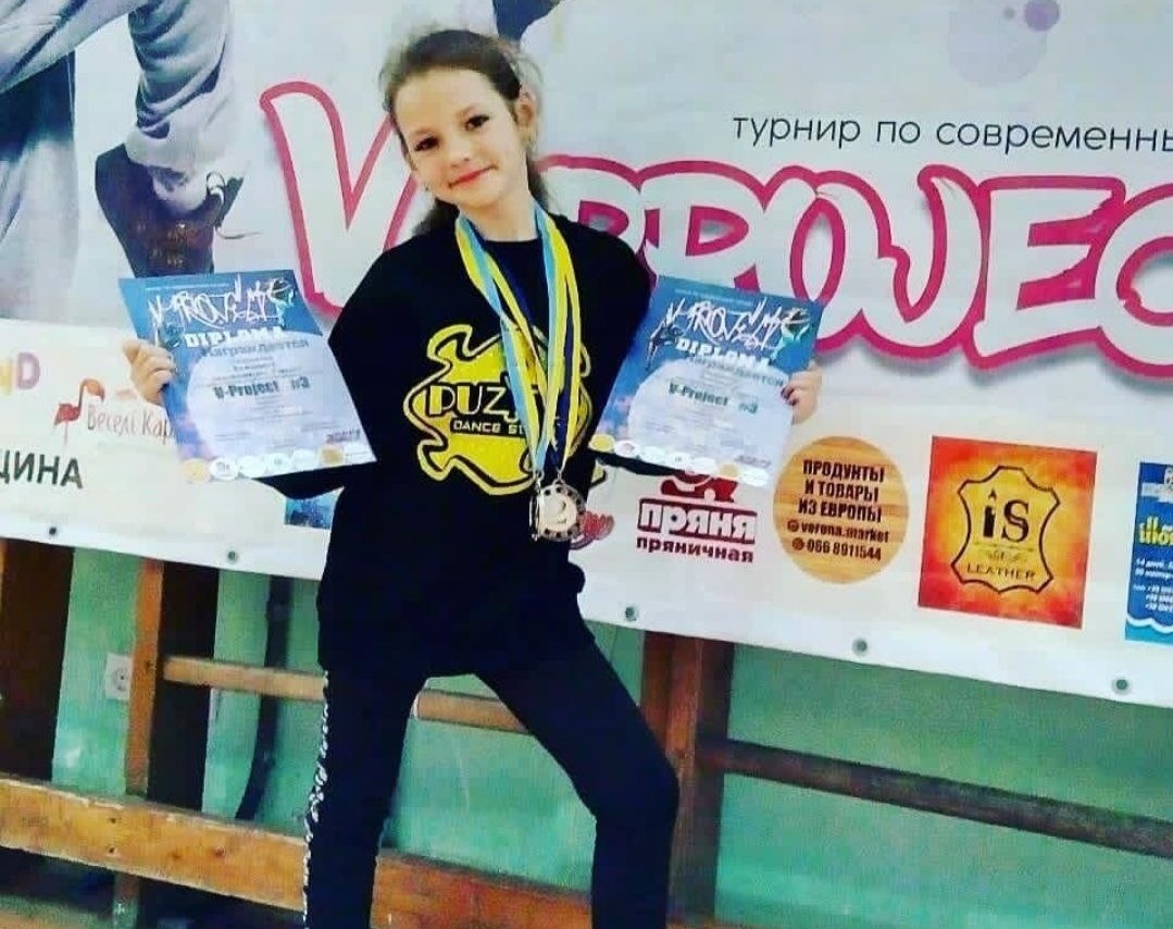 Танцює Ліза з 4 років і сьогодні є неодноразовою переможницею обласних, всеукраїнських та міжнародних хореографічних конкурсів і змагань. 
