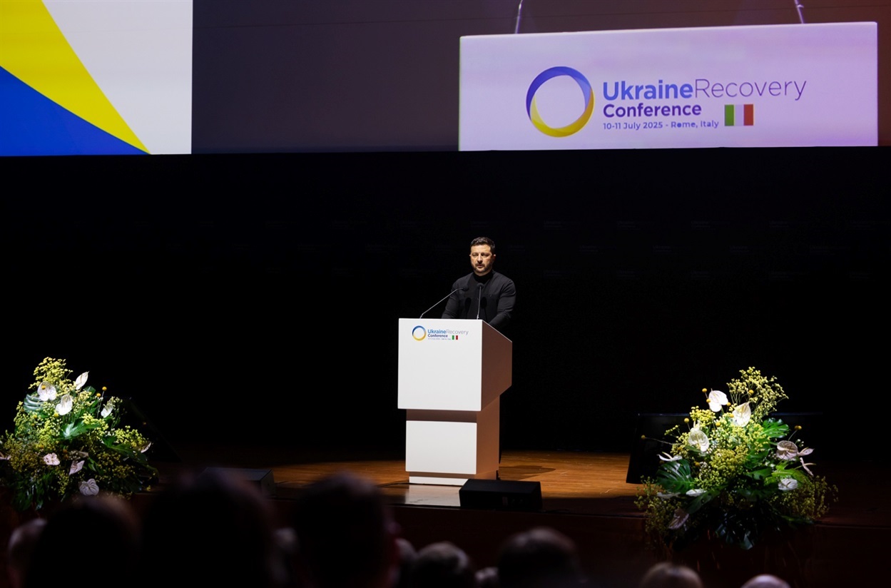 Президент України під час виступу на Ukraine Recovery Conference 2025 у Римі.