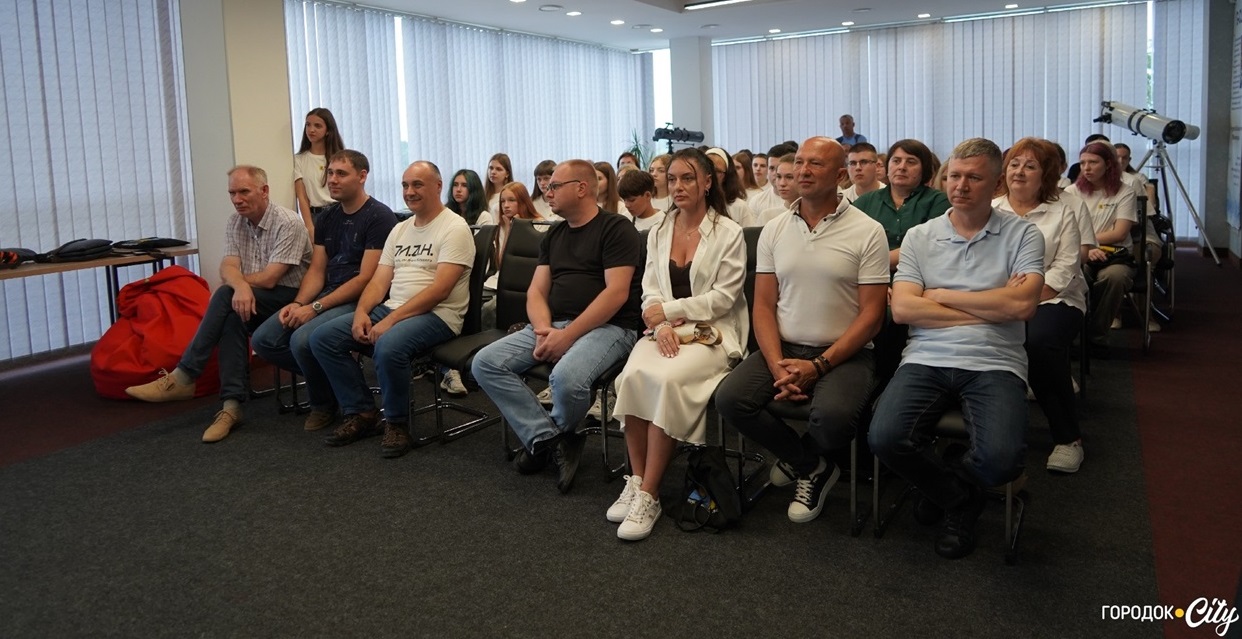 На офіційній частині відкриття літньої школи були присутні усі співорганізатори проєкту. Дехто долучався до розмови дистанційно. 