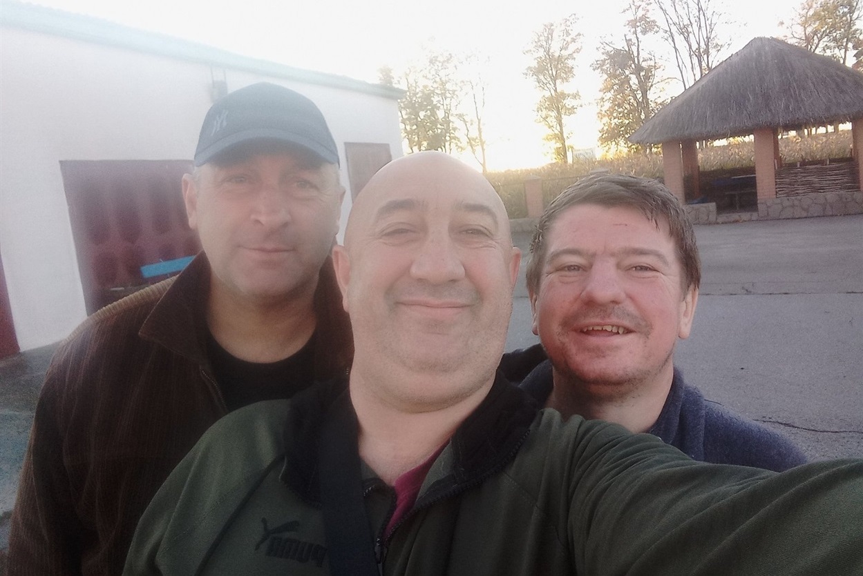 Отець Ігор Топоровський, Олег Сабадах та Юрій Кошалко у смт. Сатанів.