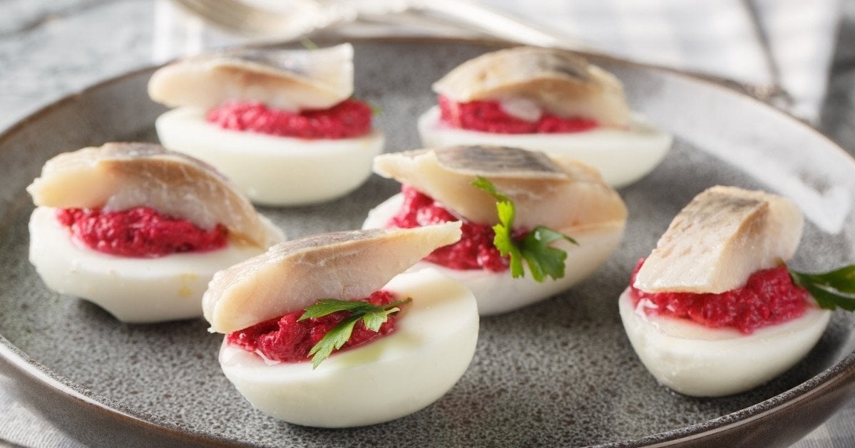 Фаршировані яйця з оселедцем і буряком
