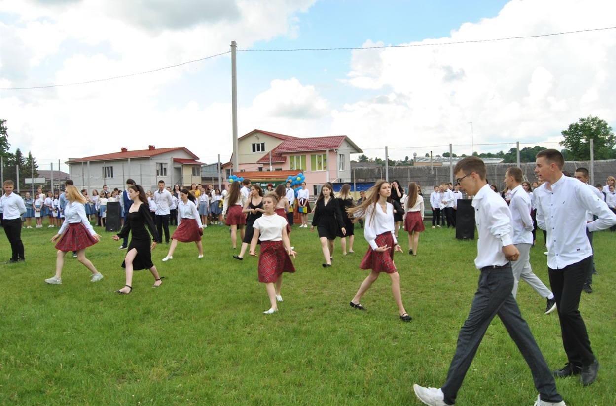 Дівчата на свято одягнули чорні сукні.