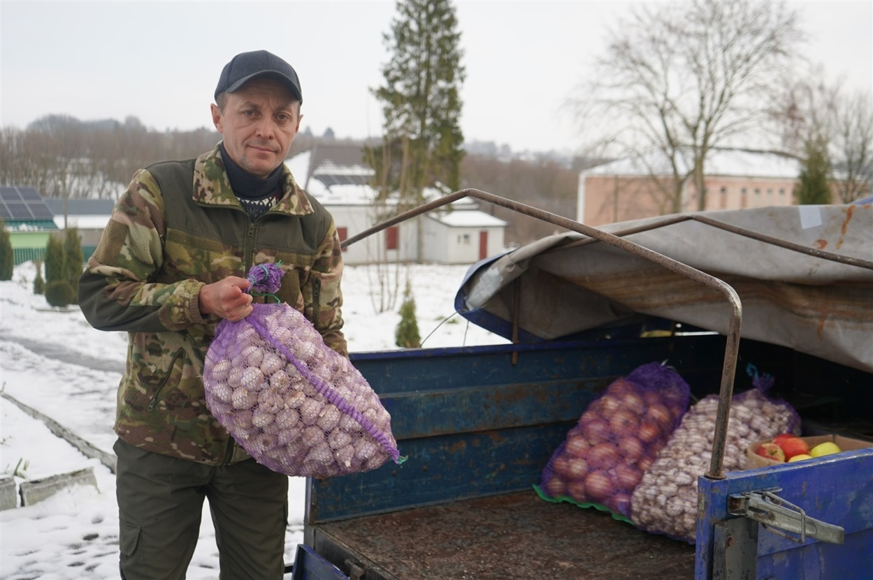 На фото Олександр Вейко вантажить овочі, які зібрали для захисників і захисниць мешканці села Клинове Сатанівської громади. 