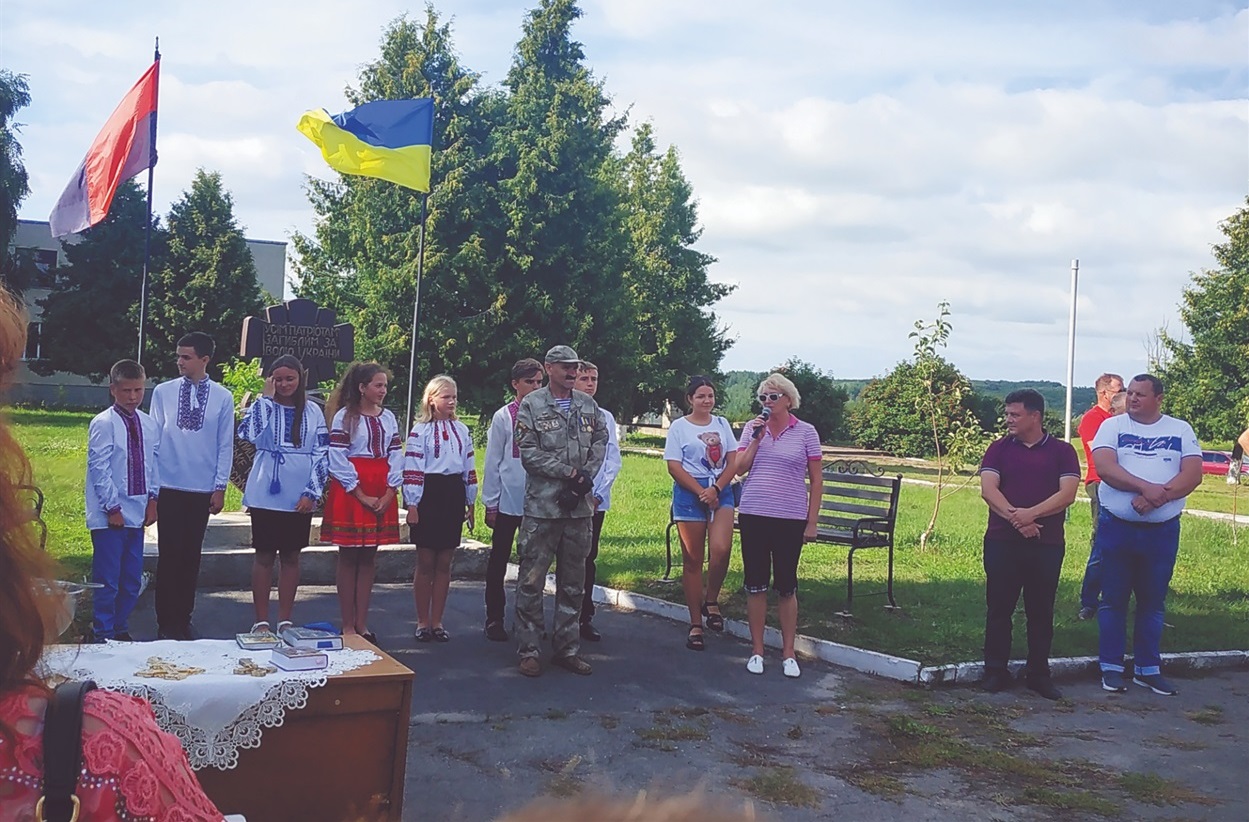— Ми подолали великий шлях для того, щоб об’єднатися в одному патріотичному прагненні, щоб українці були єдиною сильної нацією. Адже тоді ворог відійде від наших кордонів, — зауважує Віра Усцова, відповідальна за школярів спеціальної школи №8 м. Лисичанська Луганської області.