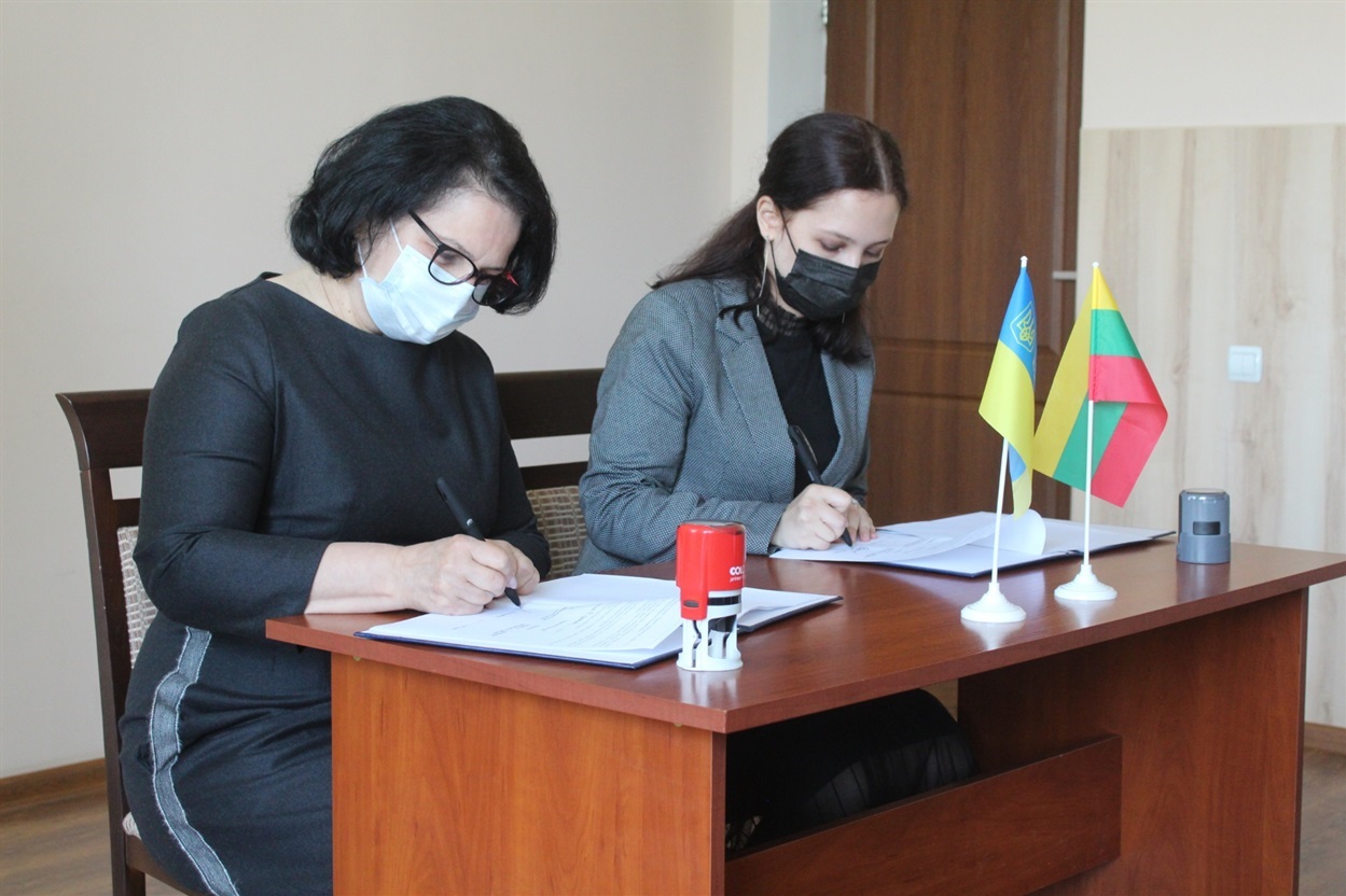 Меморандум підписали голова Городоцької громади Неоніла Андрійчук та заступниця директора ТОВ «АЙТІ ПРО» Анна Суржа, яка представляла проєкт «Моя Школа».