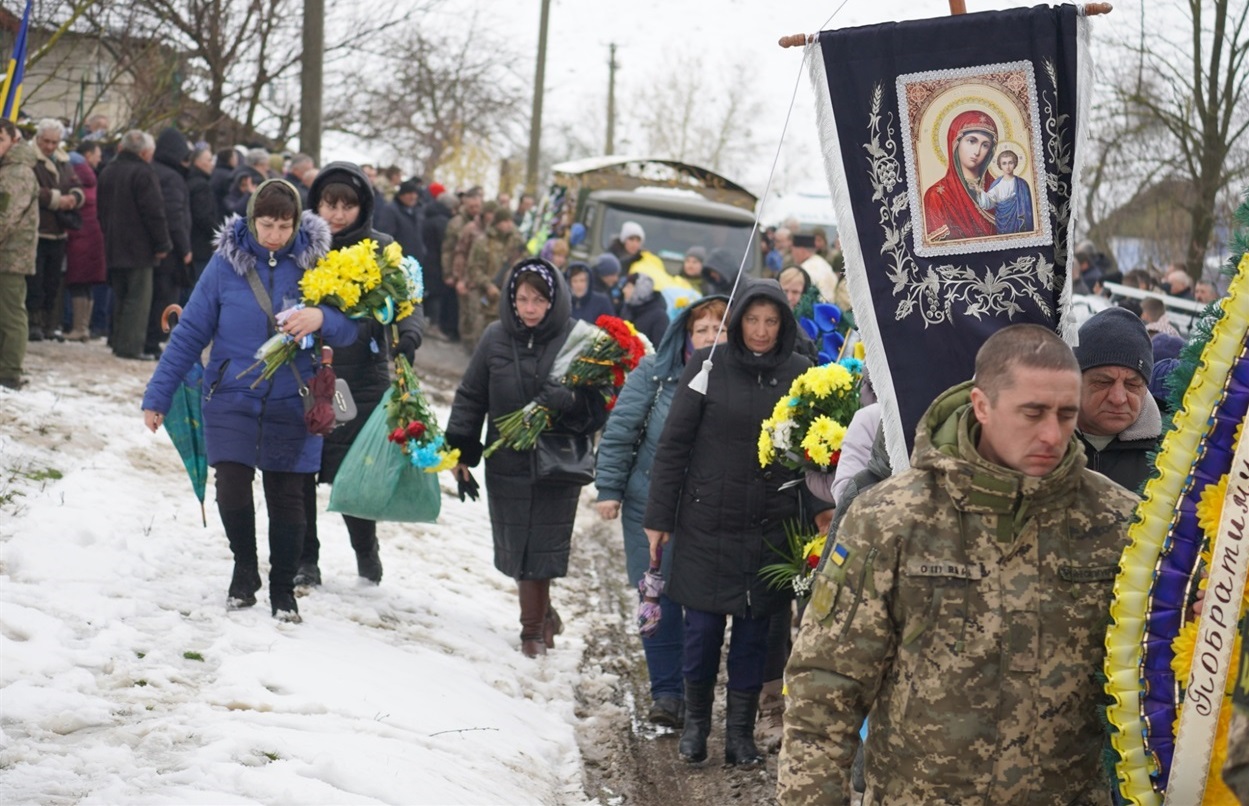 Біля будинку Героя