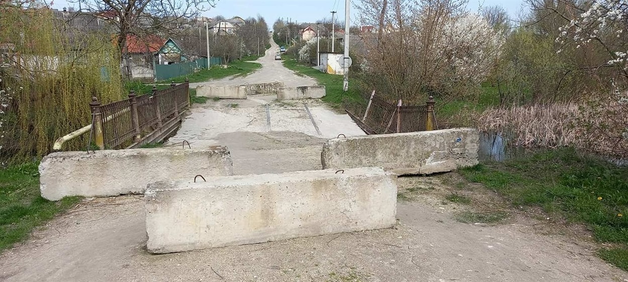 Мешканці Городка додали фото моста по вулиці М. Грушевського, який просять відремонтувати якнайшвидше.