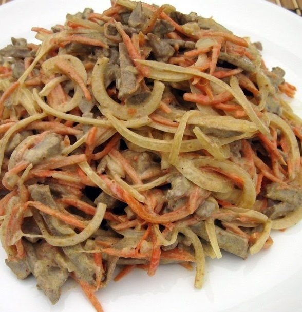 Салат з печінкою і корейською морквою