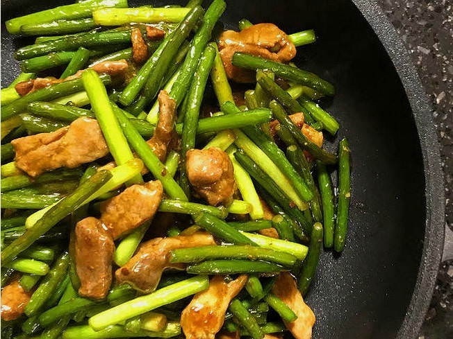 Часникові стрілки з куркою
