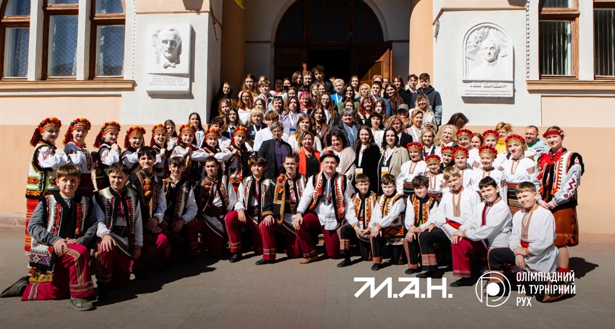 Софія з учасниками та учасницями олімпіади