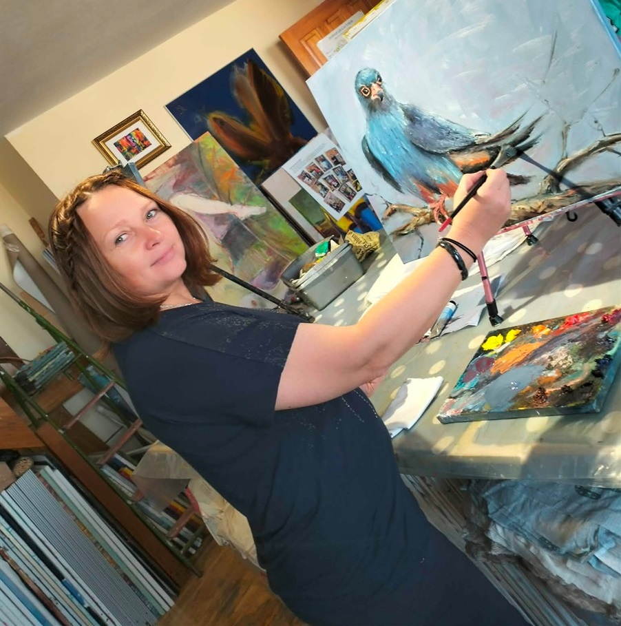 Оксана за роботою над картиною.