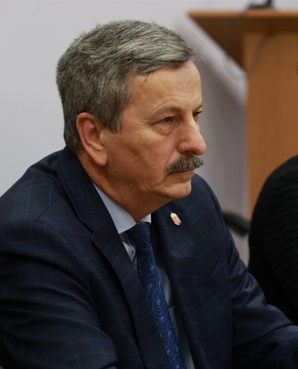 Антал Хеізер.