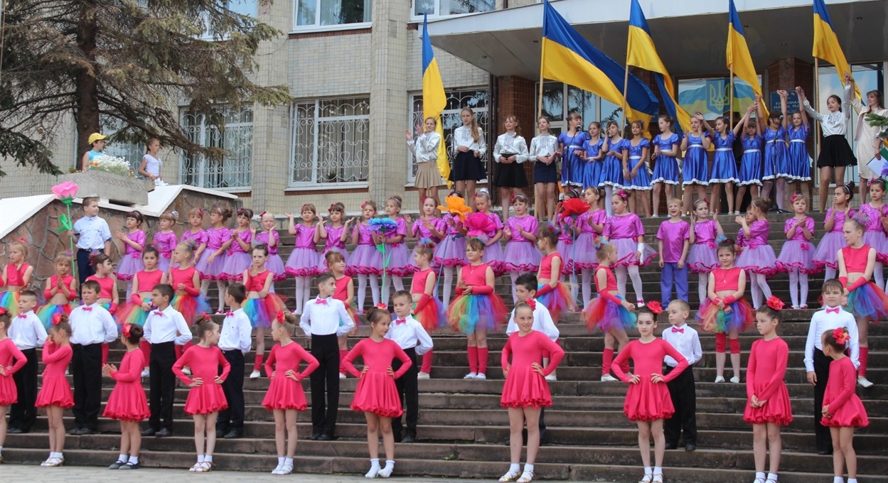 Вокальний ансамбль «Росинка» виступає на заході у центрі міста Городок