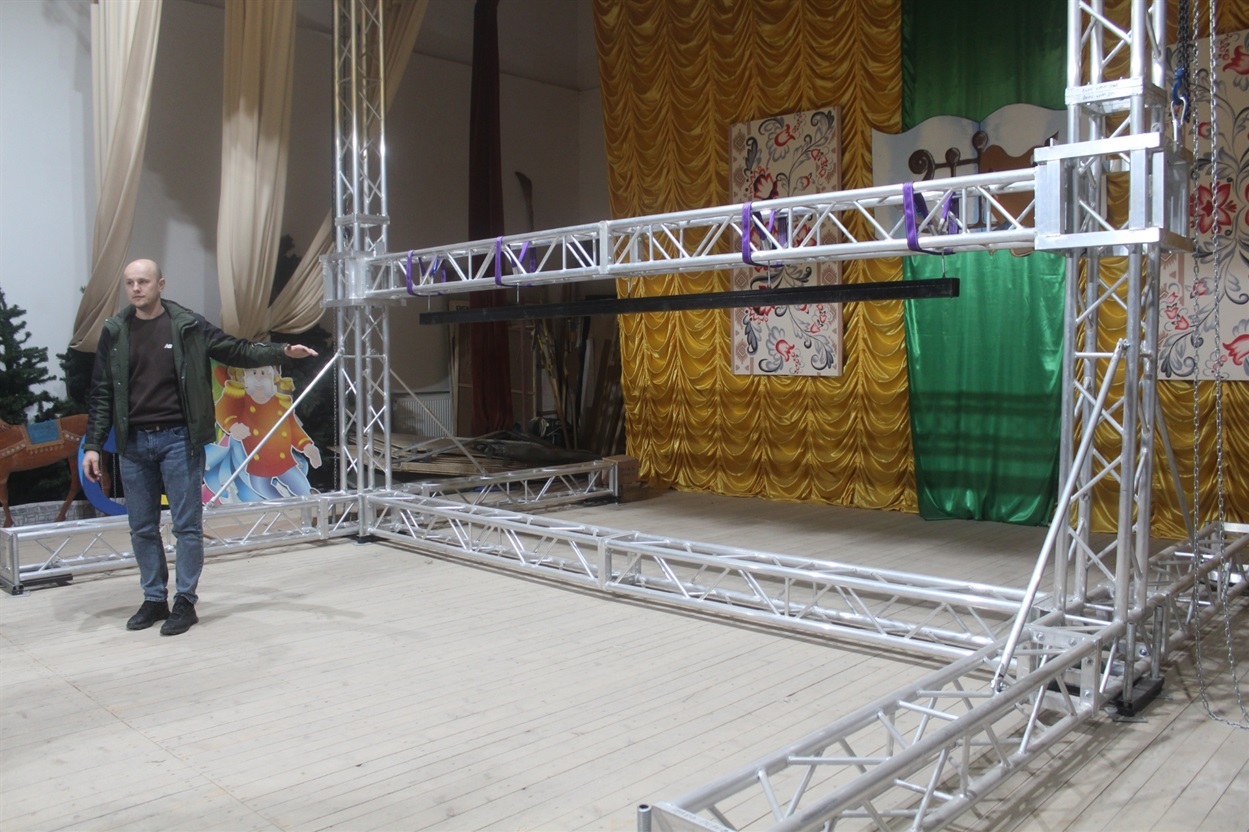 Так виглядає кріплення до LED-екрану. Над його встановленням працівники Будинку культури ще  працюють. 