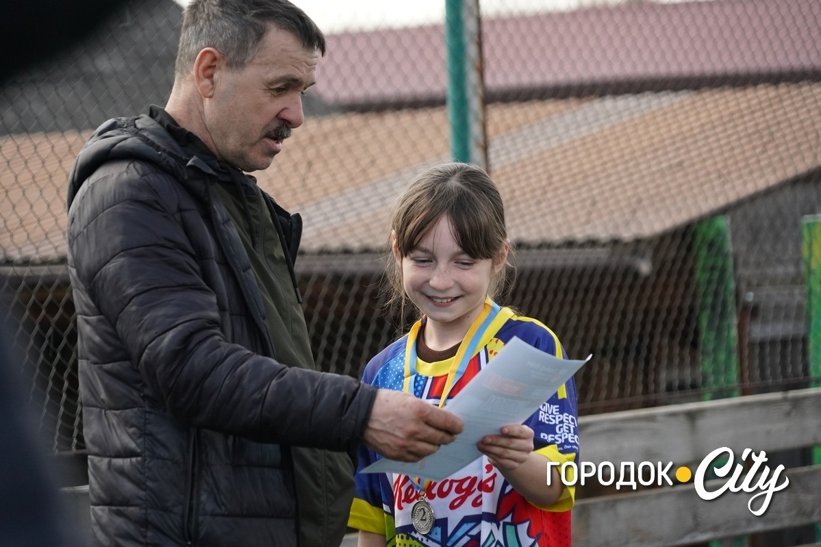 Іванка єдина дівчинка у футбольній команді лісоводчан. Їй 12 років, з яких шість вона грає у футбол. Любов до спорту їй прищепив брат. 