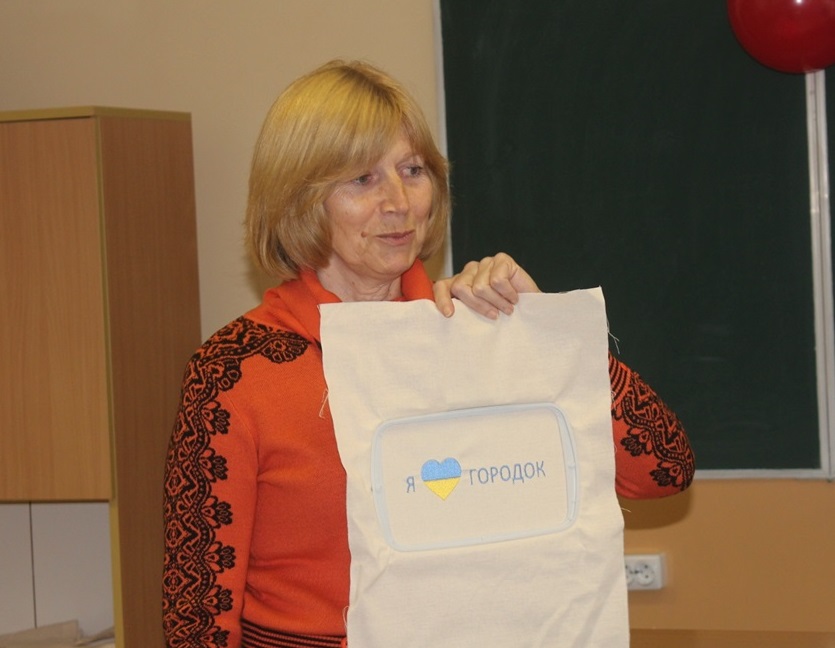 — Дійсно, якщо ви хоч трохи вмієте шити, але не маєте вдома машинки чи оверлоку , ви можете прийти до нашого коворкінгу і скористатися найсучаснішим обладнанням, — запрошує пані Валентина.
