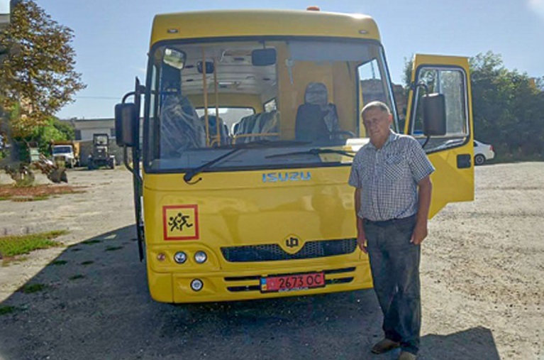 Вадим Пунда біля нового автобуса