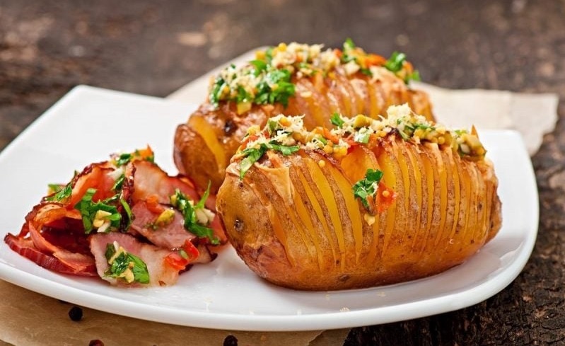 Запечена картопля з часником