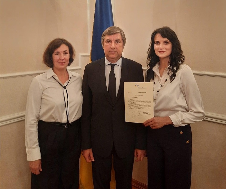 Керівник центру Лілія Дорундяк нагороджена відзнакою Президента України, Посольства України у Франції та Українського народу та Нагородою від ЮНЕСКО.