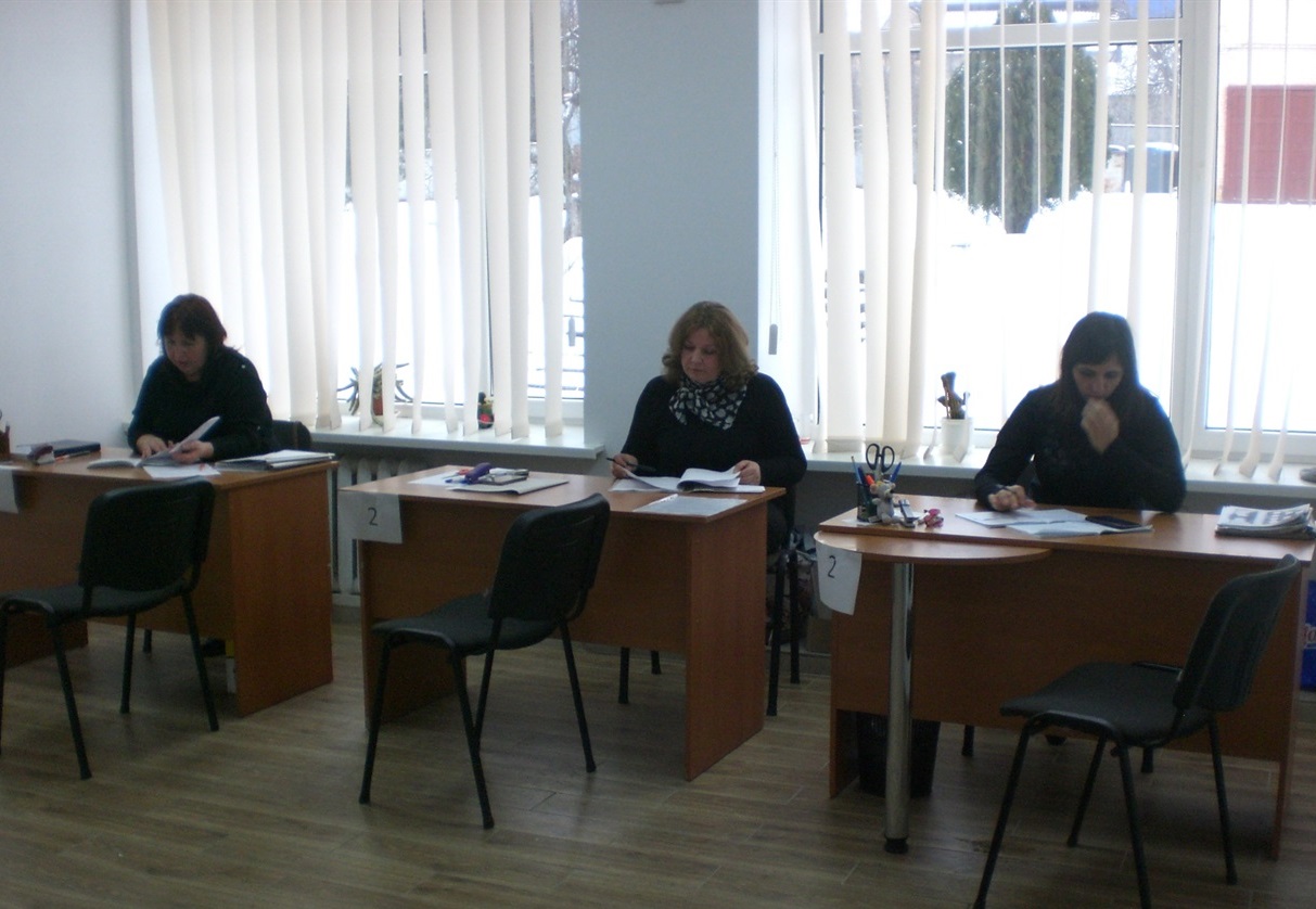 Реєстратори у ЦНАПі працюють за трьома столами — під номером 2