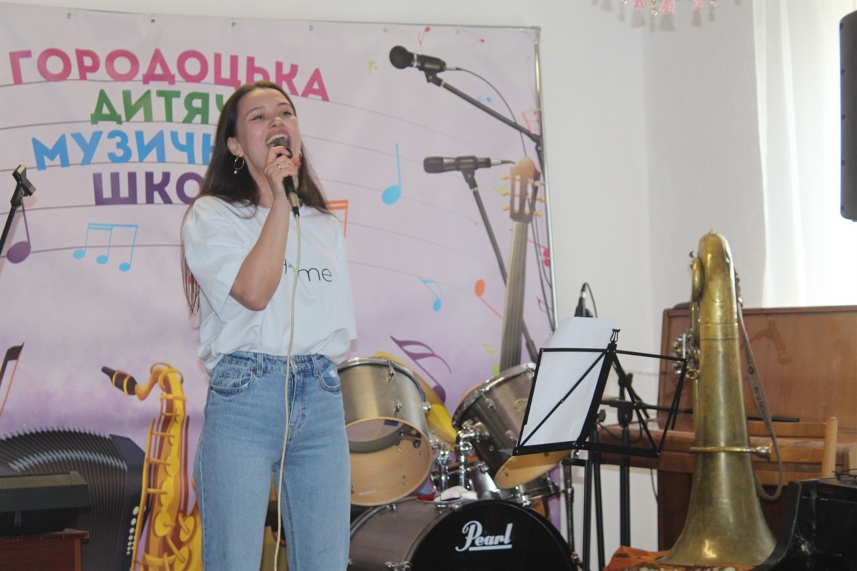 Колишня вихованка Городоцької музичної школи, а сьогодні — відома співачка та композиторка виконала для військових пісню Христини Соловій «Українська лють», яка була написана в перші дні повномасштабної війни.