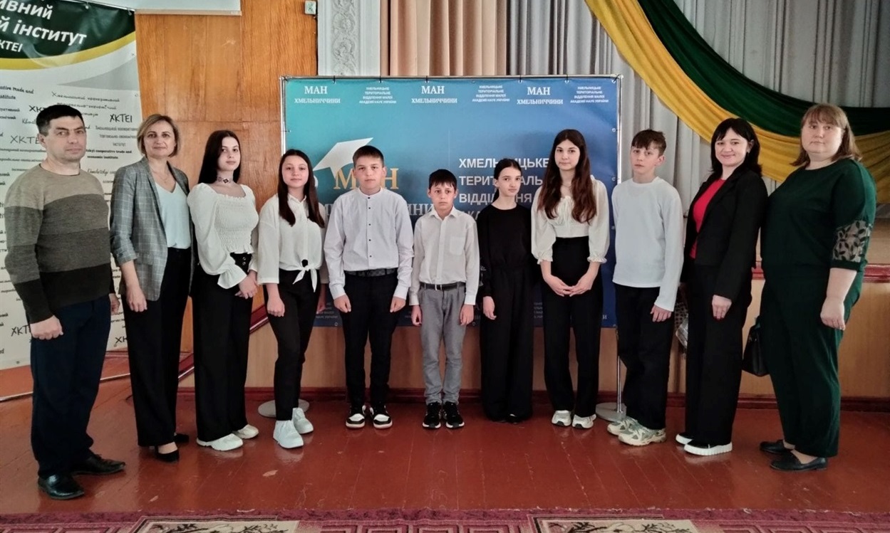 Городоччани та городоччанки у день захисту своїх наукових проєктів.