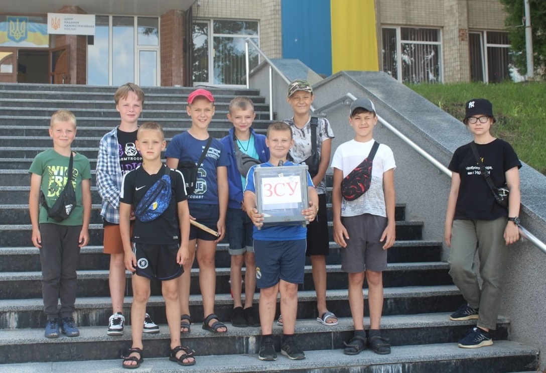 Перші зібрані гроші діти передали на допогу ЗСУ через благодійну скриньку на центральній площі міста