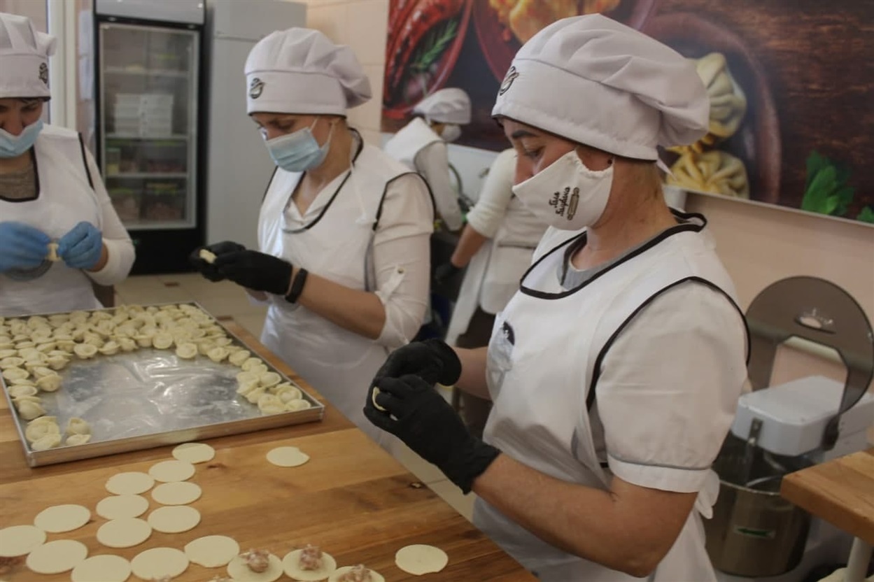 Мережа фірмових магазинів напівфабрикатів «Галя балувана» вирізняється на ринку атракційною фішкою: кожен покупець може побачити процес приготування вареників, пельменів, млинців, котлет, ковбас, чебуреків та інших страв. Для цього цехи розташовані у кожному магазині за прозорою стіною.