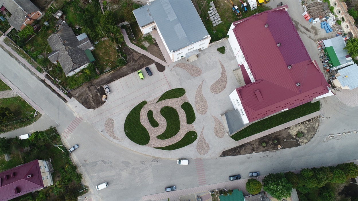Відремонтована центральні частина селища. Площа поряд із селищною радою та будинком культури.