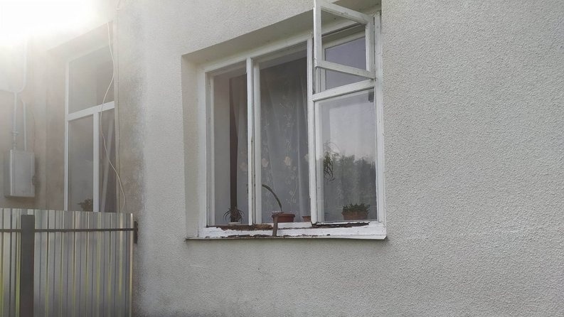 В будинках вибуховою хвилею вирвані з рамою вікна та вибите скло.
