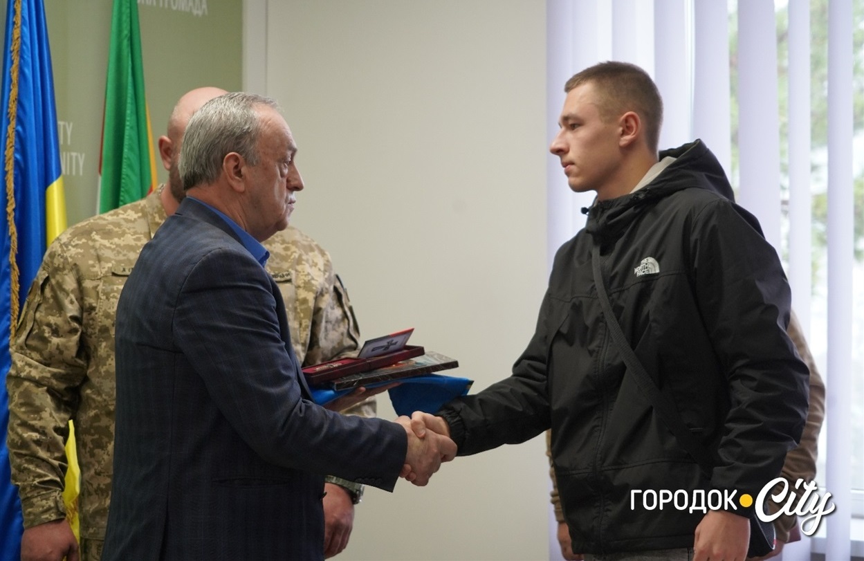 Син полеглого Андрія Огороднічука отримує його посмертну нагороду.