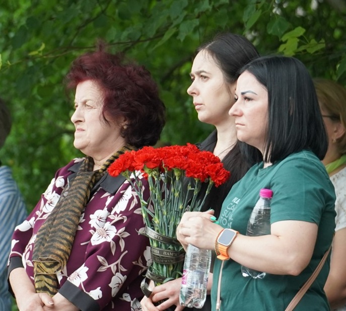 Однокласниці загиблого розповіли, що Олександр був наймолодшим з трьох братів. У нього залишилася старенька мама.