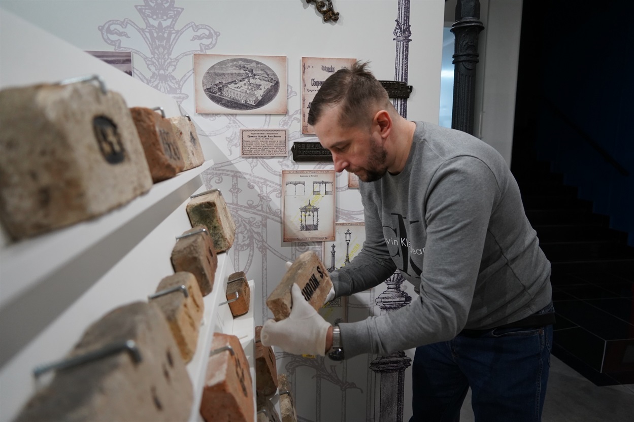 Частину експонатів до музею приносять місцеві жителі, частину — туристи. Люди, вражені побаченим, часто безкоштовно передають цінні зразки до фондів музею.