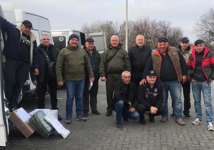 Гуманітарку та пасхальні гостинці везли волонтери ГО «Волонтери Городоччини».