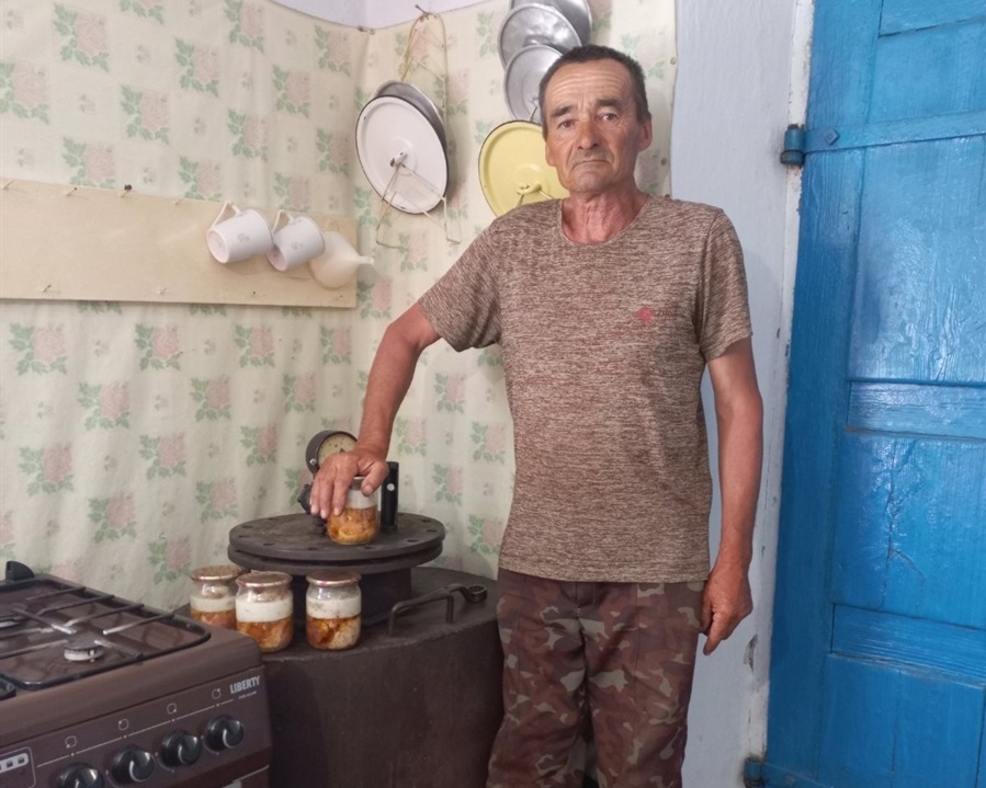 Микола Любас, майстер з приготування тушкованого м'яса.