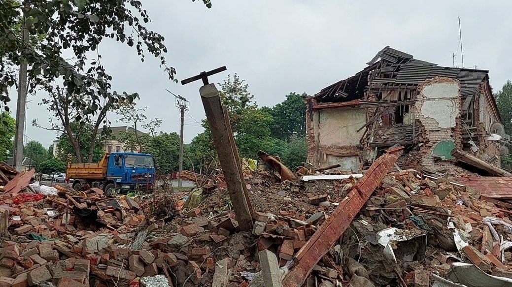 В ніч на 16 липня ракета РФ вдарила по житловому будинку в Чугуєві: загинули троє людей.