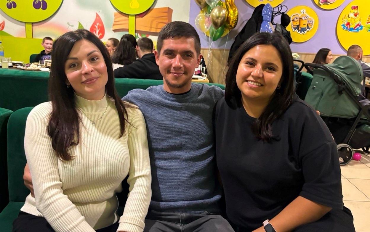 Олександр з Дружиною Лілею та сестрою Оленою