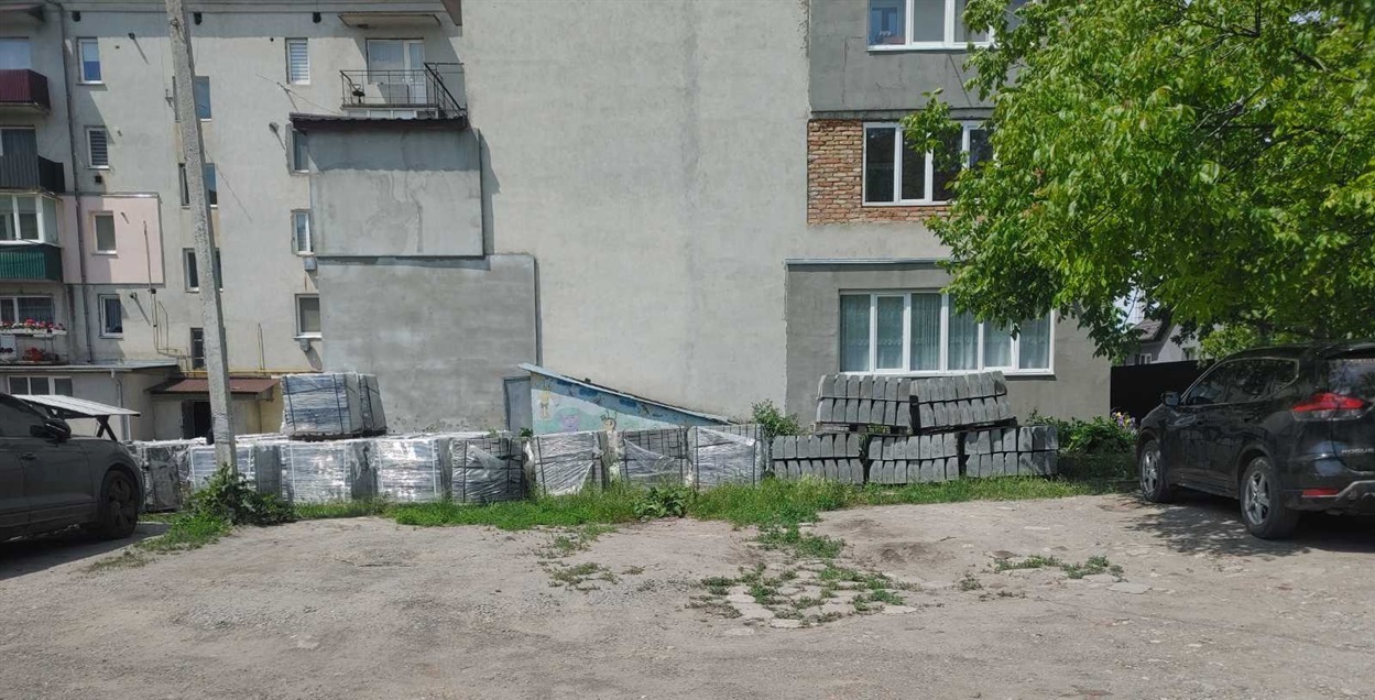 Прибудинкова територія багатоквартирного будинку на вулиці Київській, 16А 