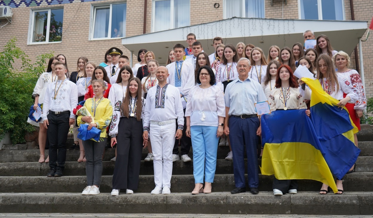 Випускники та випускниці, окрім медалей, отримали державні стяги, грошові винагороди та подарунки від народного депутата України Олександра Гереги.