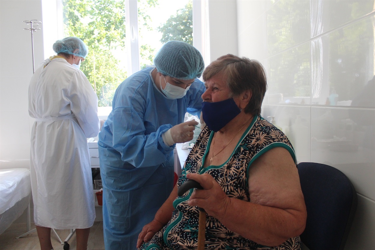 Вакциною CoronaVac щеплюють щодня.
