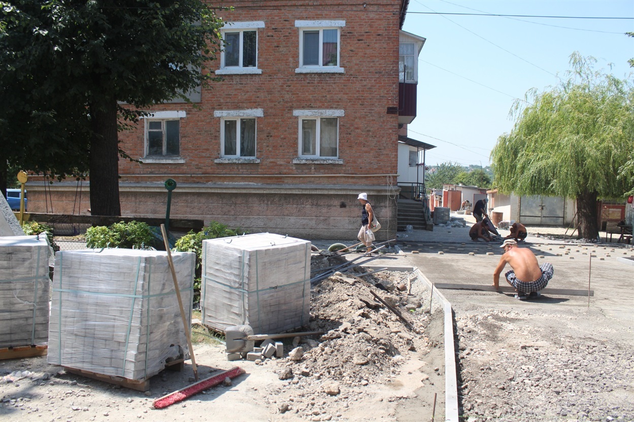 Роботи виконувала «Чемеровецька будівельна компанія», яка перемогла у тендерній процедурі. Її очолює Сергій Крамар.