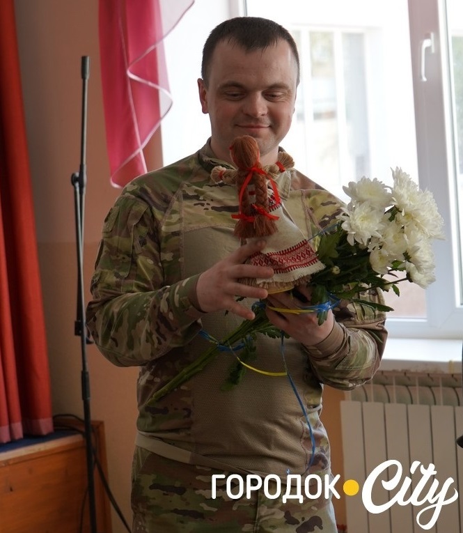 Дмитро Чавалах з пам'ятними подарунками від городоцьких школярів.