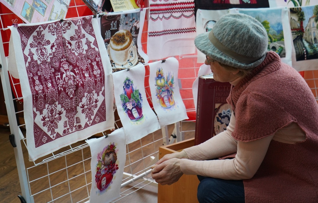 Алла Кушнір роздивляється вироби городоцьких майстринь