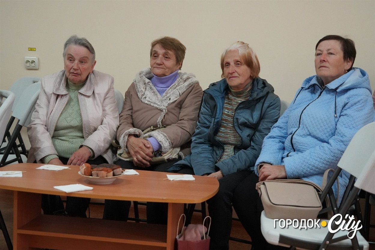 Аліна Бендюжко (друга зліва) на зустрічі з городоччанами, чиї родини зазнали політичних репресій.