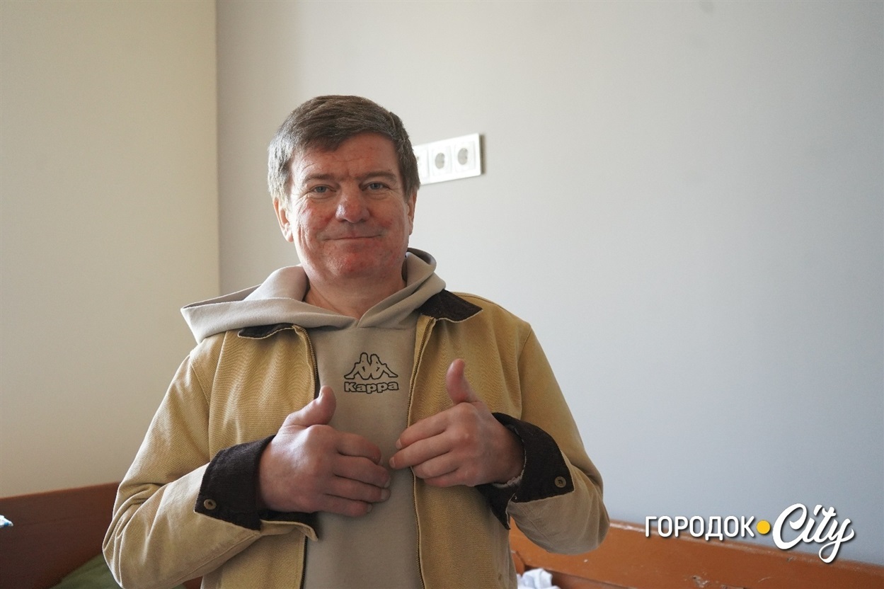 О. Ігор Топоровський волонтерить з 2014 року й особисто їздить на передову. 