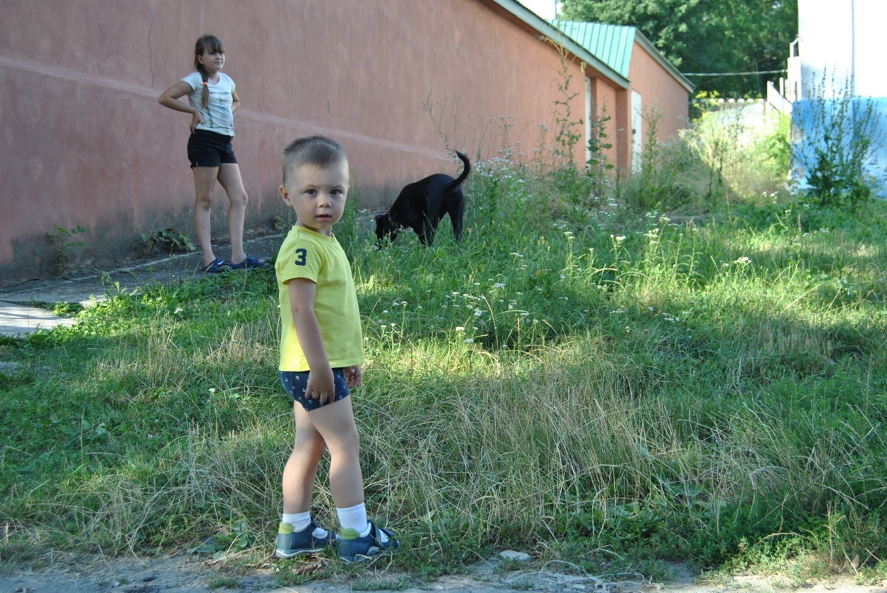 «Здивований погляд». Маленький городоччанин досліджує світ. (м. Городок, літо 2021 р.).