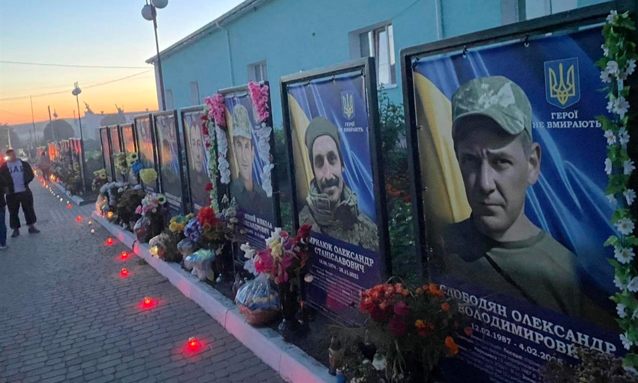 Ім’я Олександра увіковічнене на Алеї Слави в центрі Сатанова