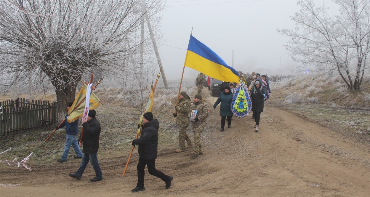 Шлях похоронної процесії до храму.