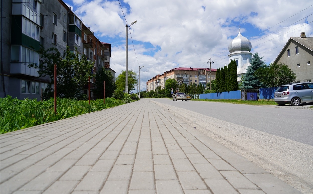 Тротуар по вулиці Індустріальна