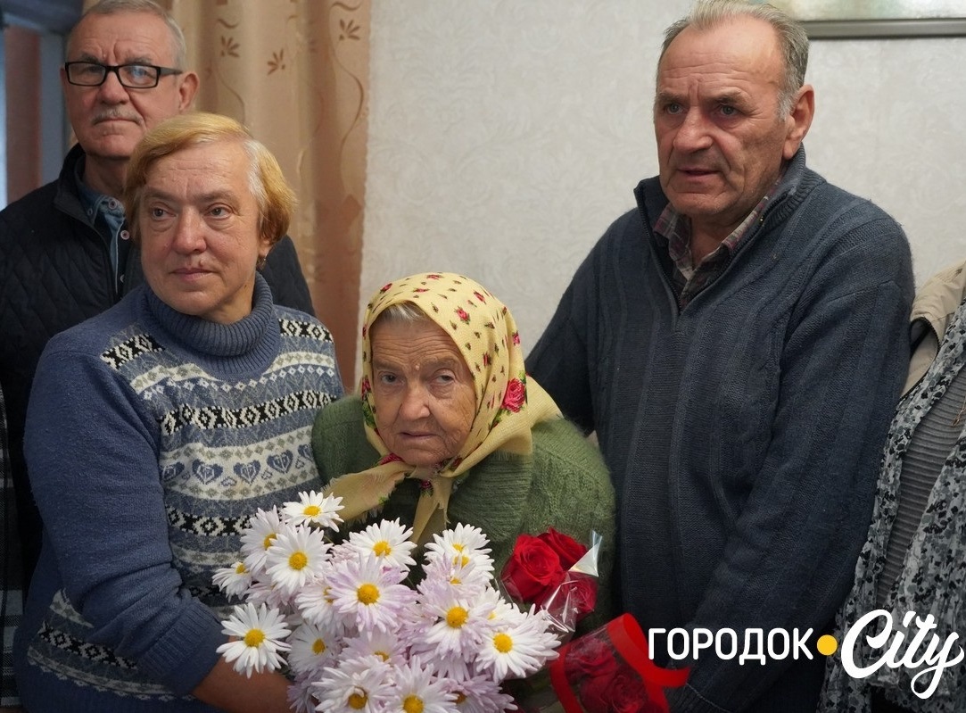 Ніні Сльоз з рідними та гостями у день свого 95-річчя.